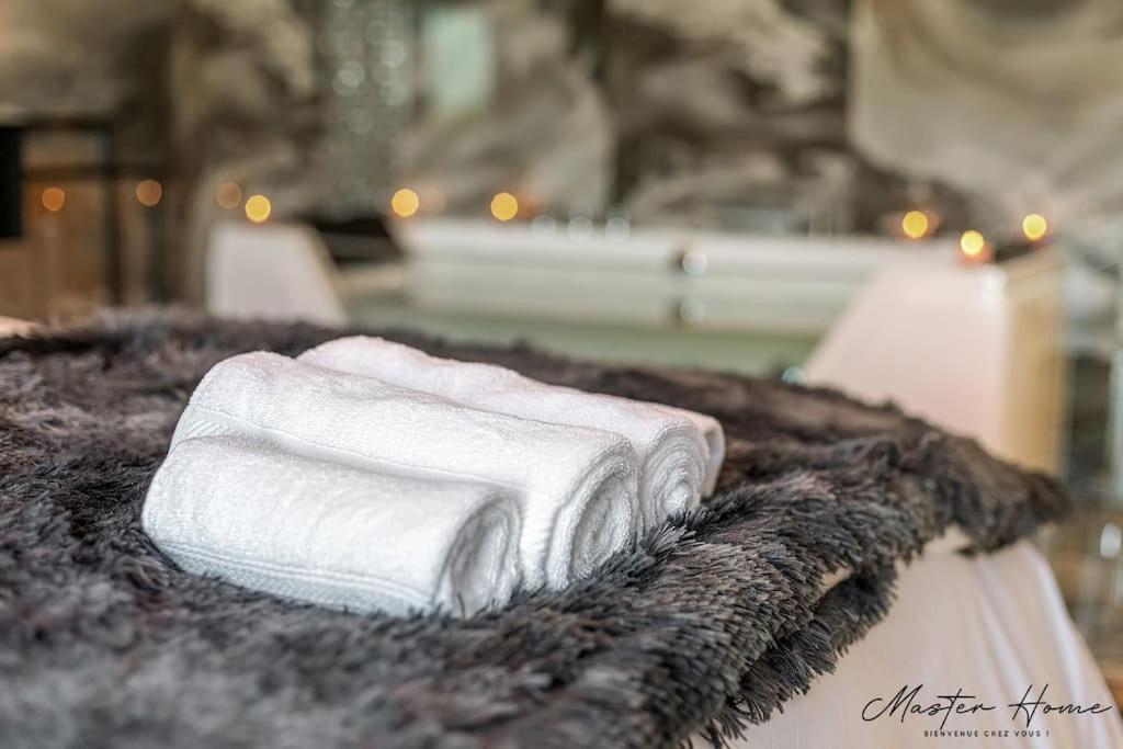 Gout De Luxe A Narbonne T3 Climatise, Spa, Parking Bagian luar foto